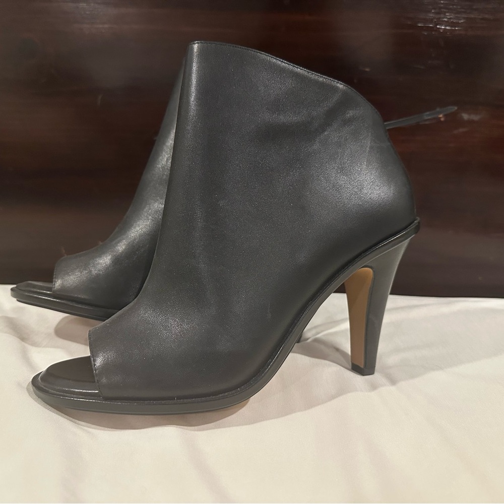 Vince Camuto Finndaya Peep-toe Booties 9M